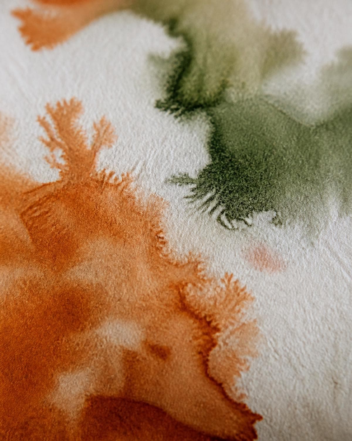 Pigmento de aquarela se dissolvendo na água sobre papel